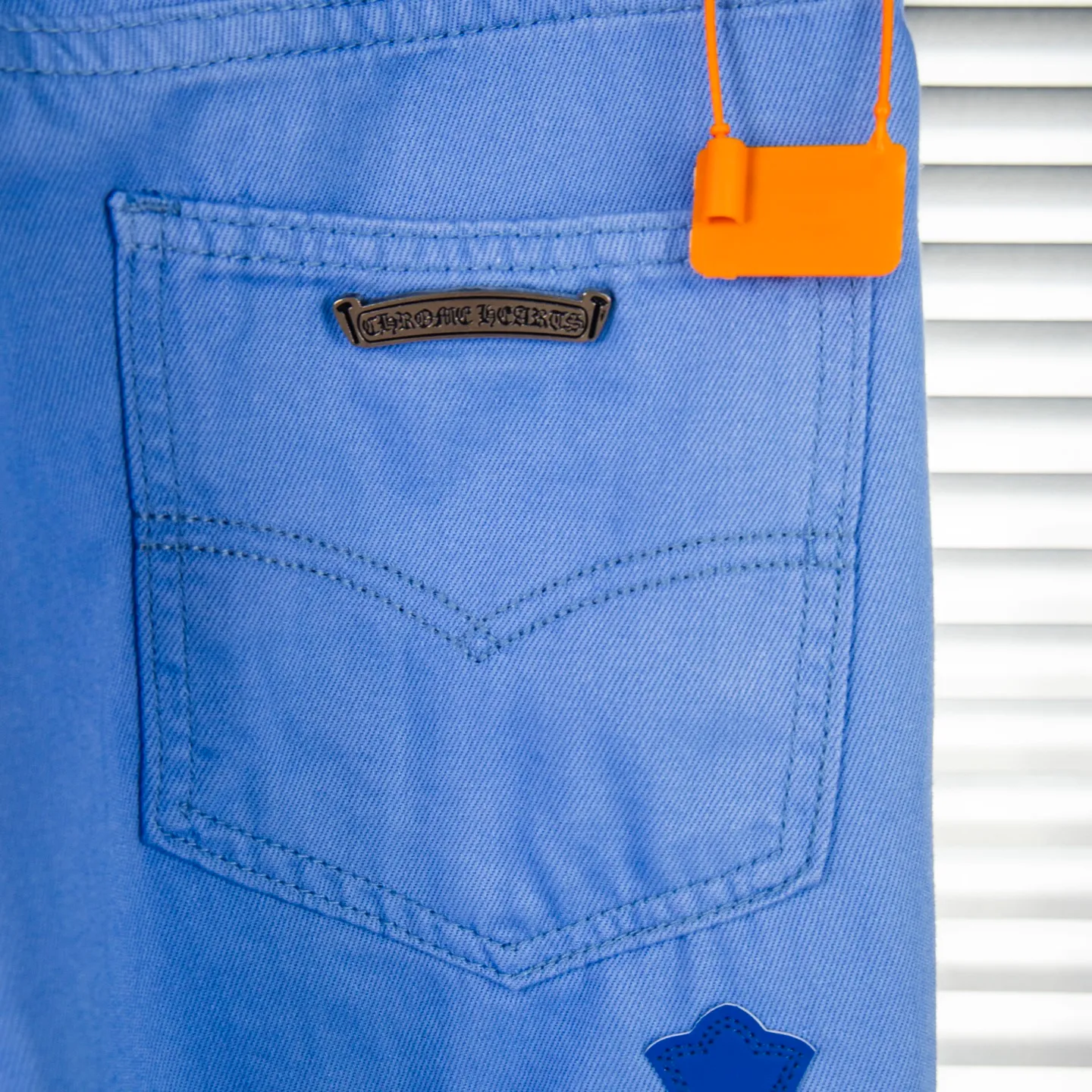 P270 CHROME HEARTS 25ss dopamine light blue cross patch leather washed jeans - Full of exploring the ultimate in fashion, Chrome Hearts' new Chrome Hearts pants not only present a unique style, the fresh ice blue color looks particularly youthful and energetic. The mid-high waist design is paired with a lazy and casual style, which not only shows long legs but also maintains a casual feel. It is a must-have fashion choice for trendy men and trendy women. Style number: 1752# Color: Dopamine light blue Size: 28 30 32 34